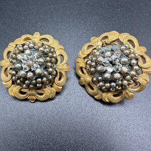 VINTAGE SIGNED MIRIAM HASKELL GOLD PLATED FAUX PEARLS FLOWER CLIP ON EARRINGS